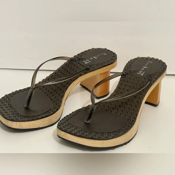 On Your Feet  6.5 Wood Textured Rubber Block Heel Thong Sandals size 6.5 - Picture 4 of 16